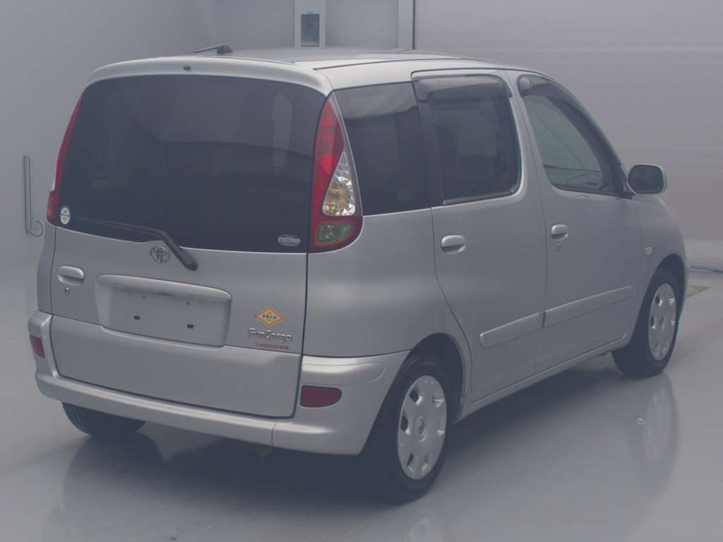 2004 Toyota Fun Cargo NCP20[1]