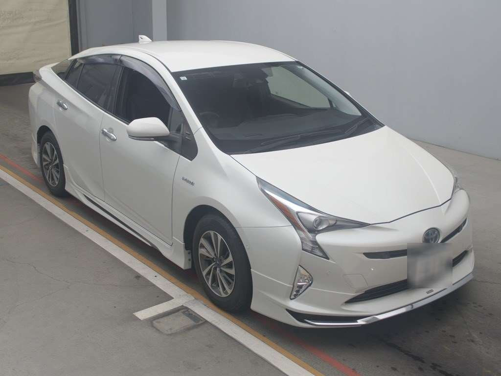 2017 Toyota Prius ZVW50[2]