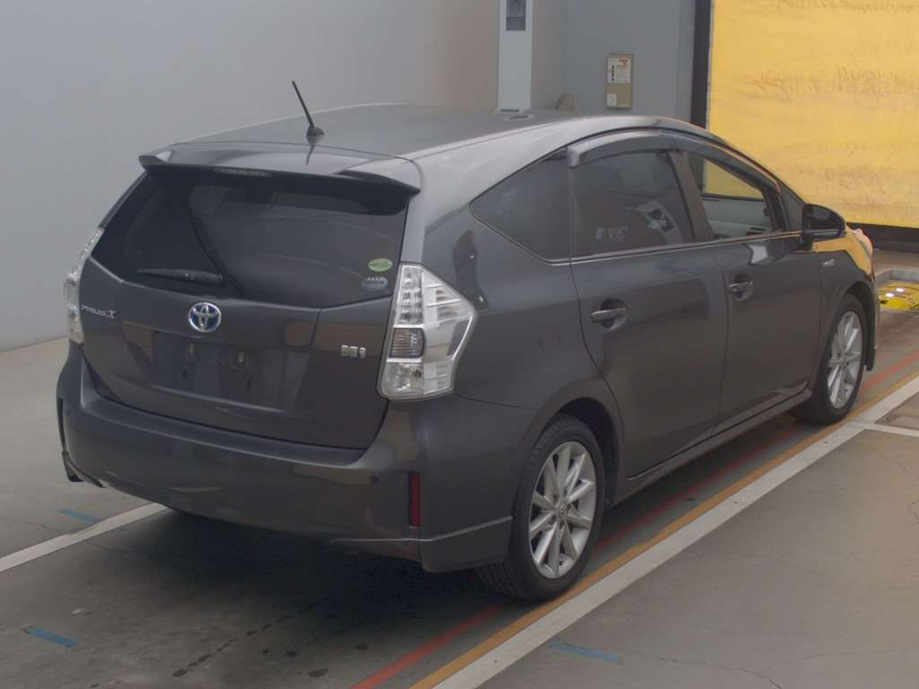 2012 Toyota Prius alpha ZVW41W[1]