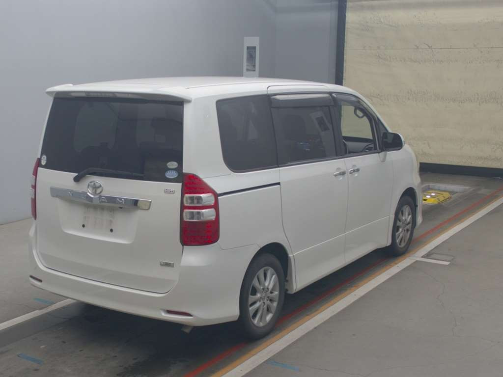 2011 Toyota Noah ZRR70W[1]