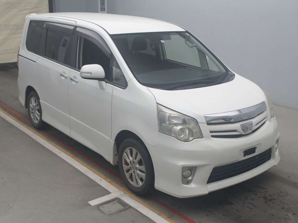 2011 Toyota Noah ZRR70W[2]