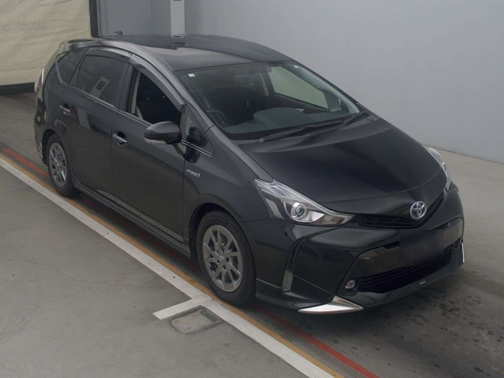 2016 Toyota Prius alpha ZVW40W[2]