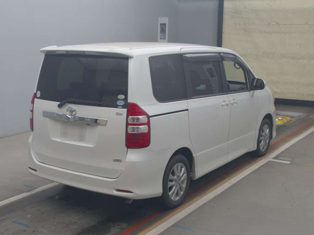 2010 Toyota Noah ZRR70W[1]