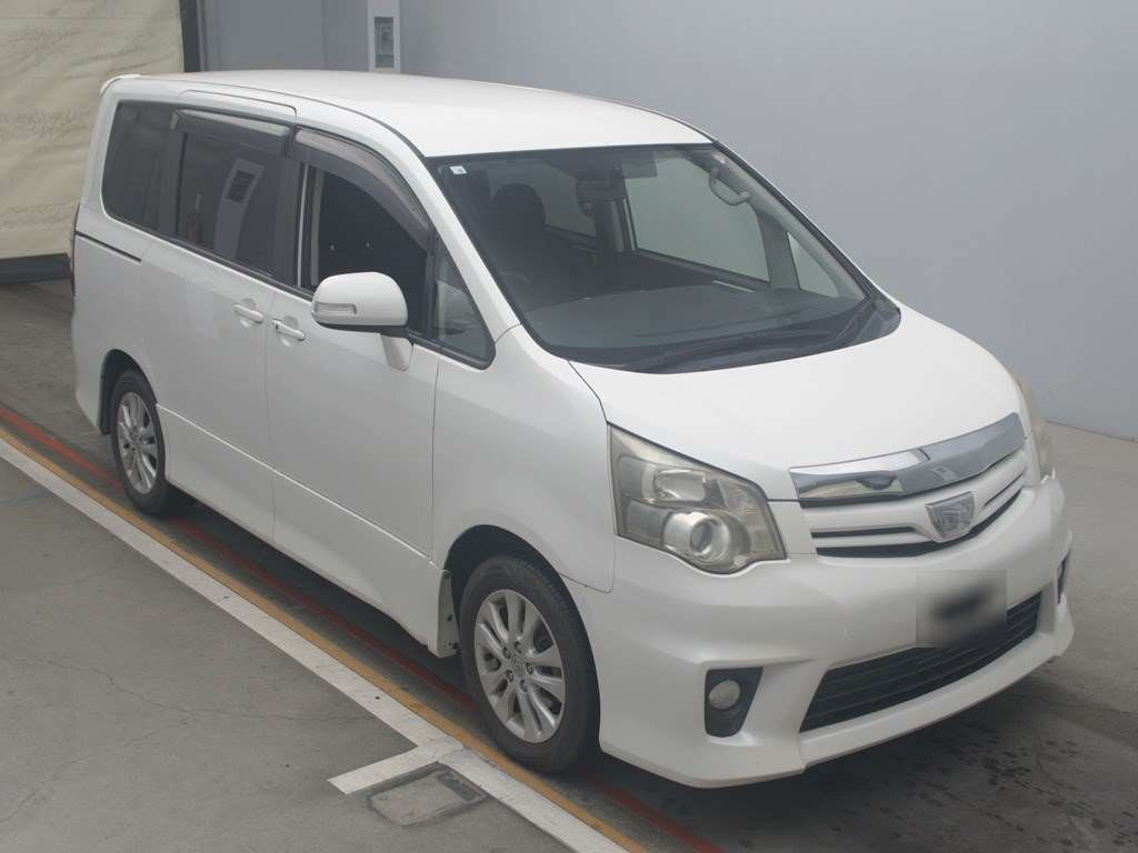 2010 Toyota Noah ZRR70W[2]