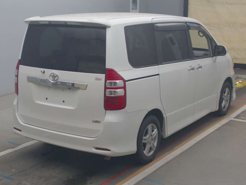 2011 Toyota Noah ZRR70W[1]