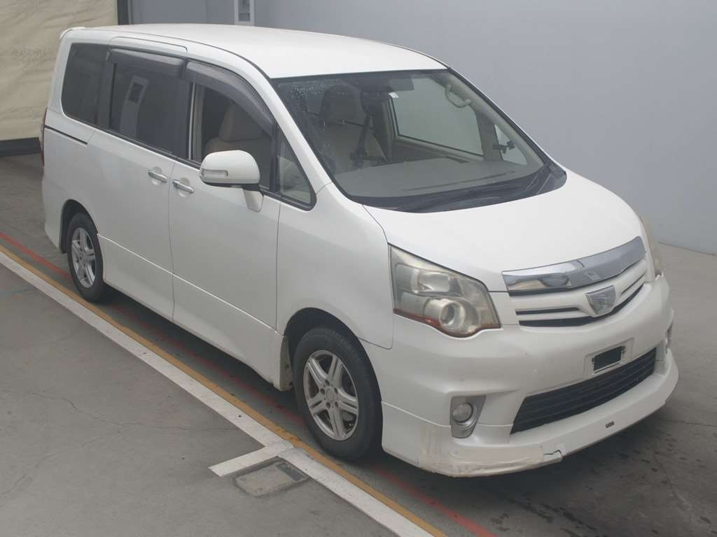 2011 Toyota Noah ZRR70W[2]