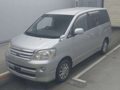 2005 Toyota Noah