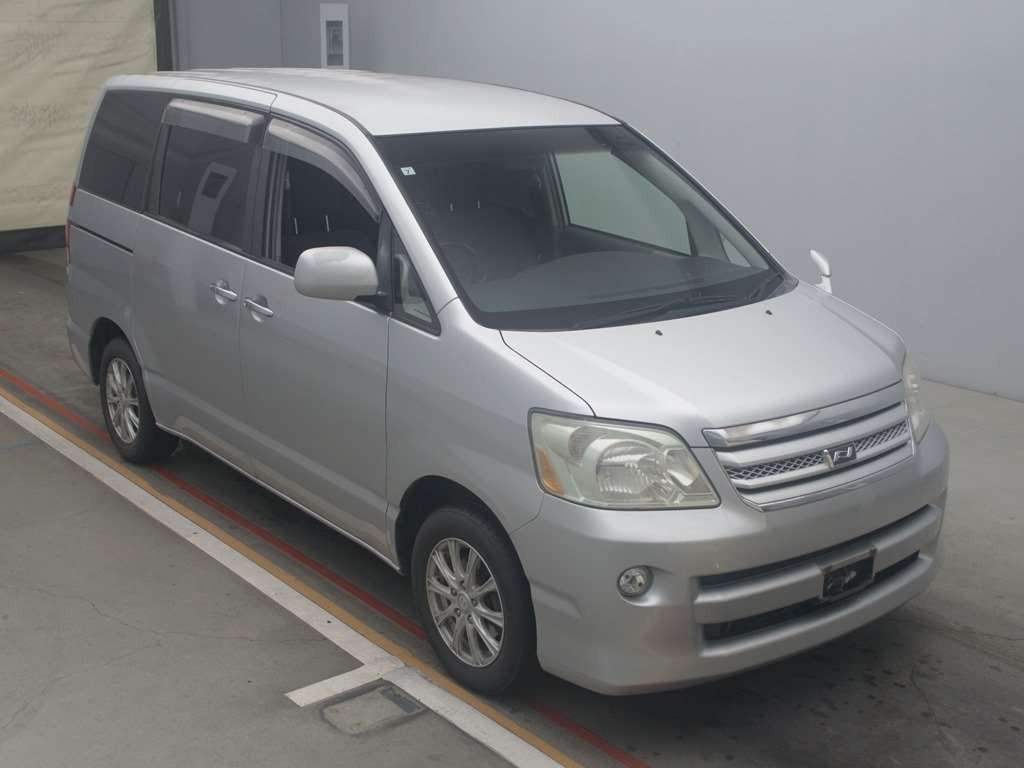 2005 Toyota Noah AZR60G[2]