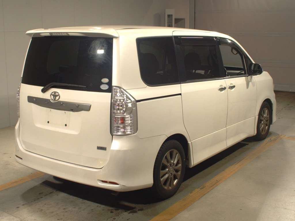 2011 Toyota Voxy ZRR70W[1]