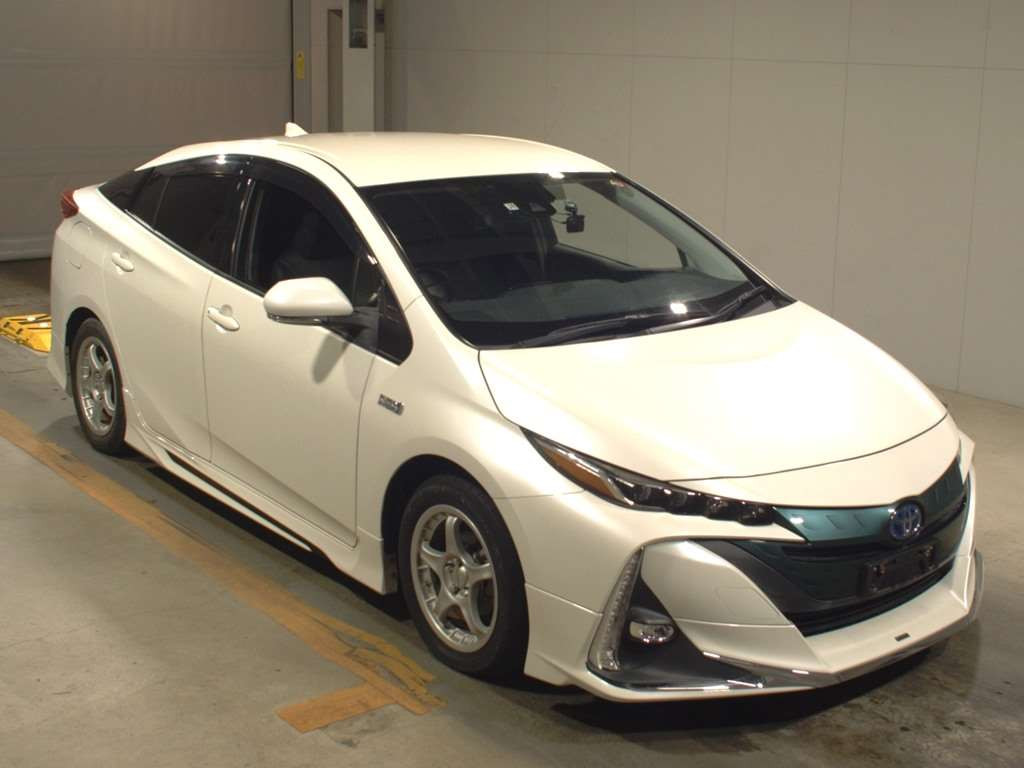 2017 Toyota Prius PHV ZVW52[2]