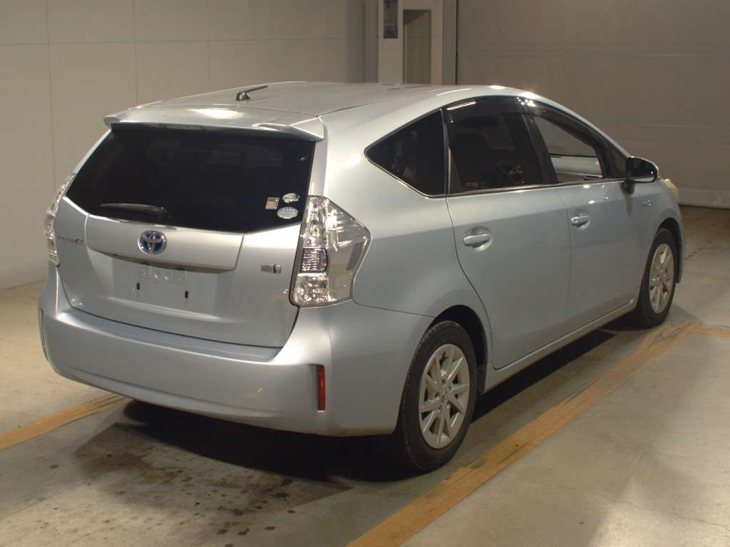 2011 Toyota Prius alpha ZVW41W[1]