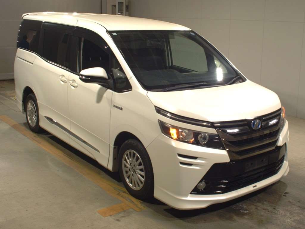 2015 Toyota Voxy ZWR80G[2]