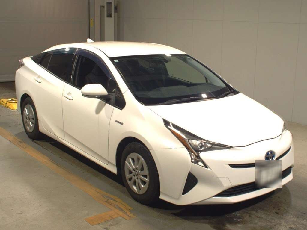 2017 Toyota Prius ZVW50[2]