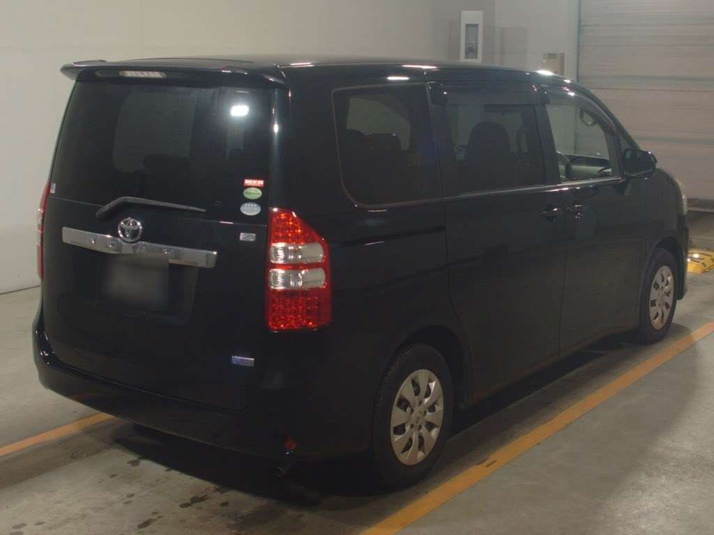 2013 Toyota Noah ZRR70G[1]