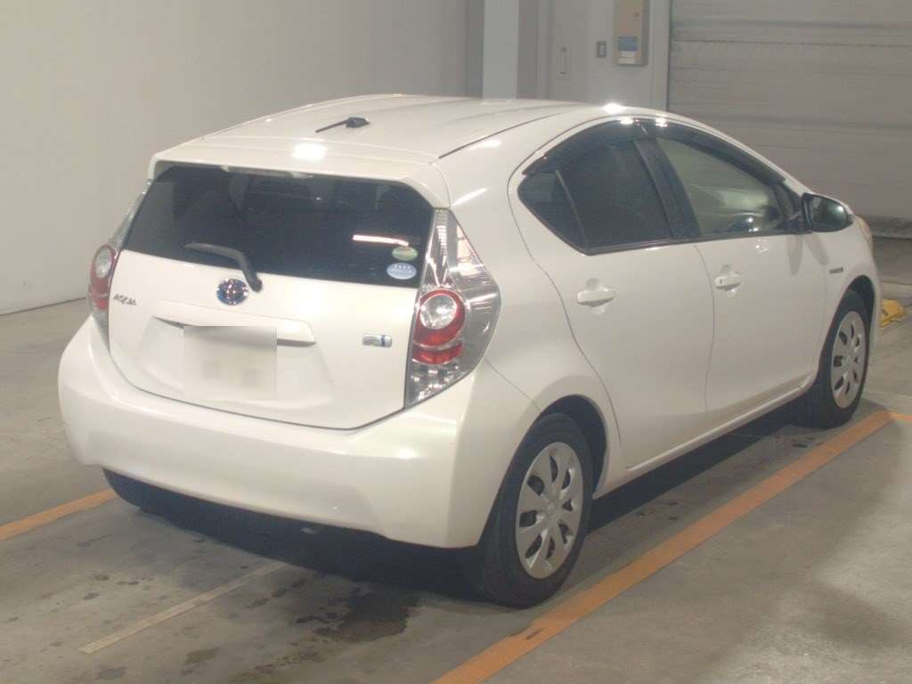 2014 Toyota Aqua NHP10[1]