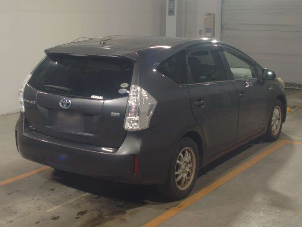 2013 Toyota Prius alpha ZVW40W[1]