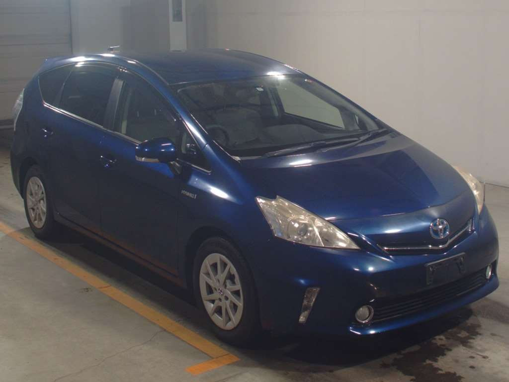 2011 Toyota Prius alpha ZVW41W[2]