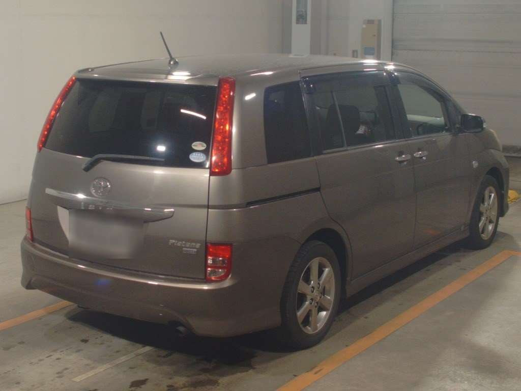 2010 Toyota Isis ZGM10W[1]