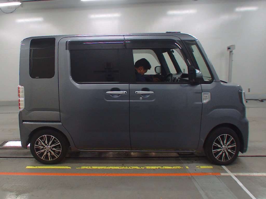 2022 Daihatsu Wake LA700S[2]