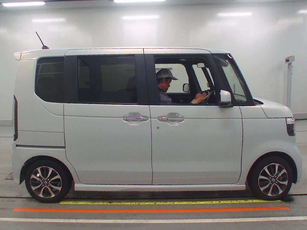 2023 Honda N-BOX CUSTOM JF5[2]