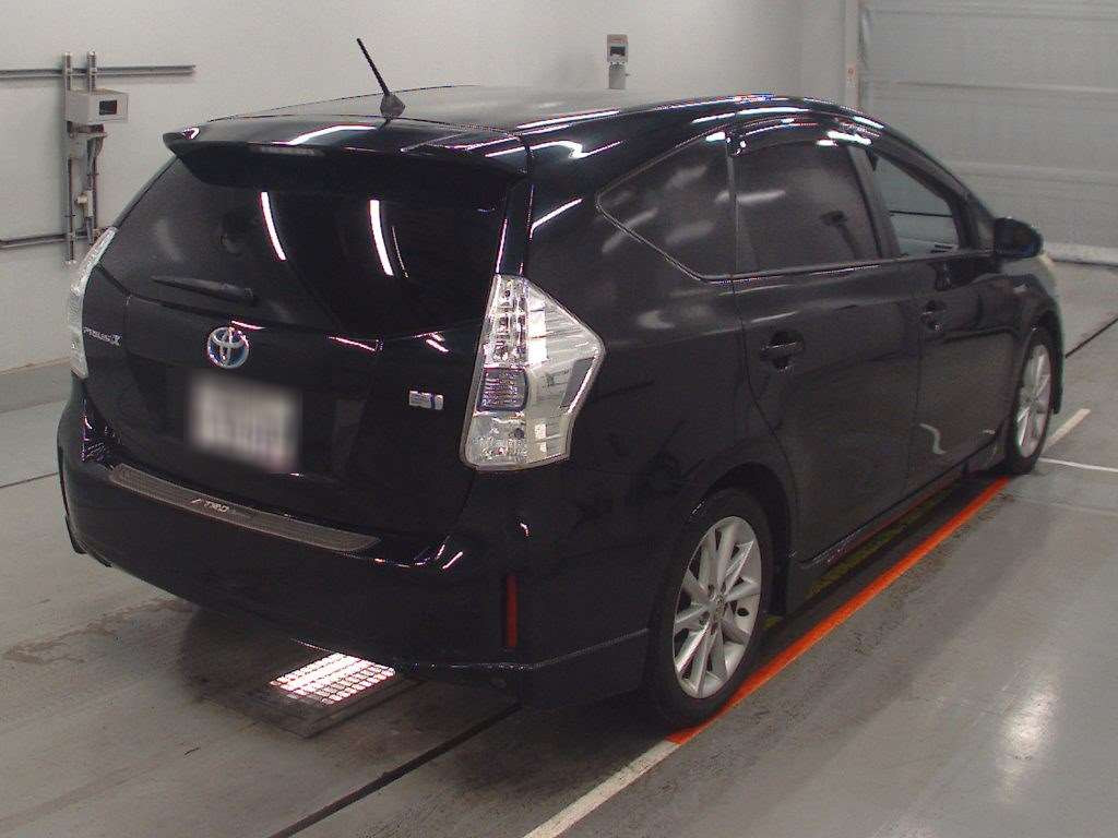 2012 Toyota Prius alpha ZVW41W[1]