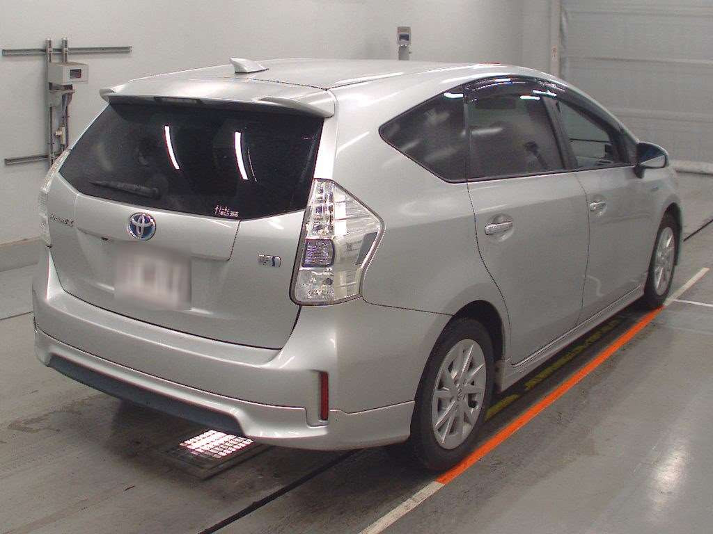 2014 Toyota Prius alpha ZVW41W[1]