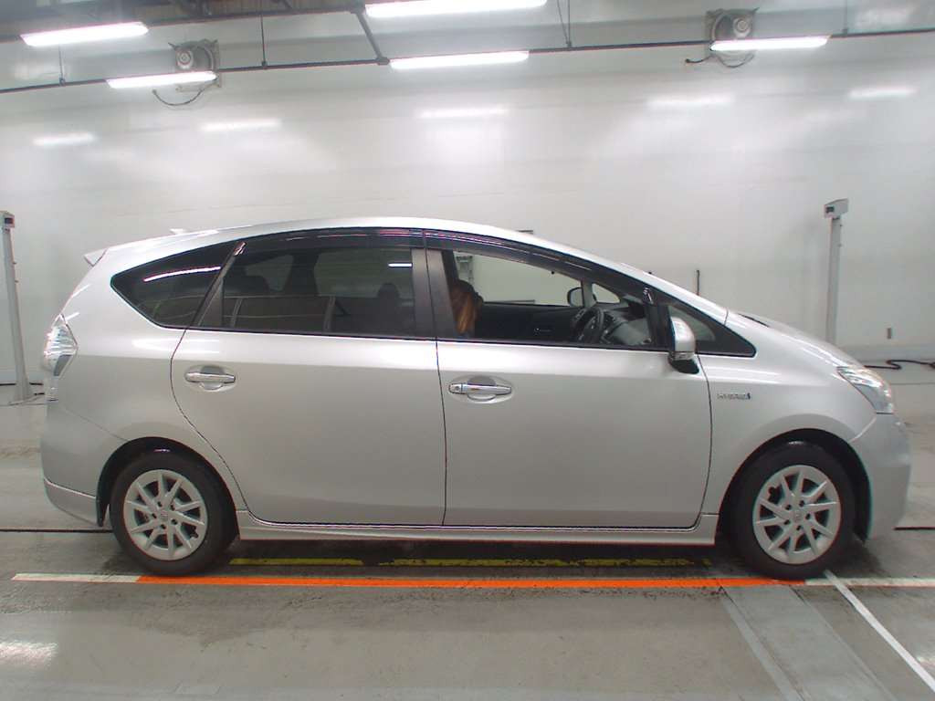 2014 Toyota Prius alpha ZVW41W[2]