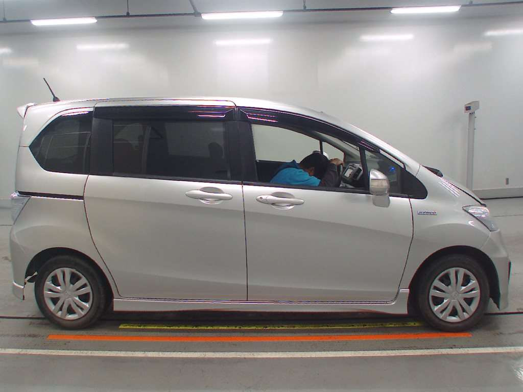 2012 Honda Freed hybrid GP3[2]