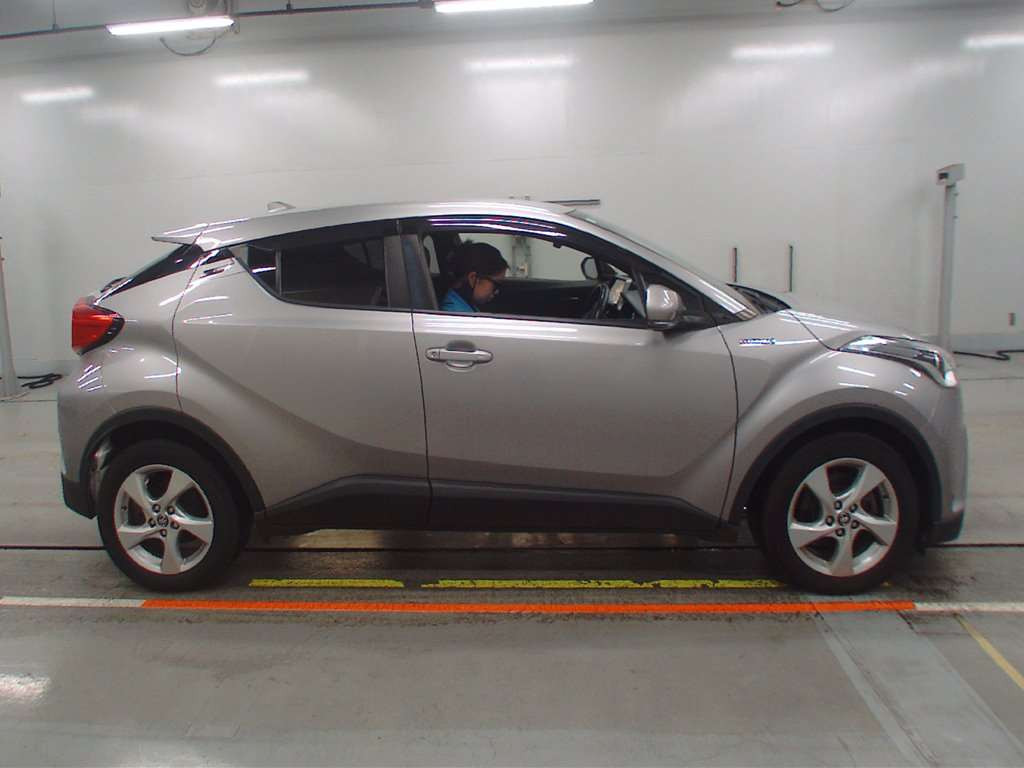 2017 Toyota C-HR ZYX10[2]