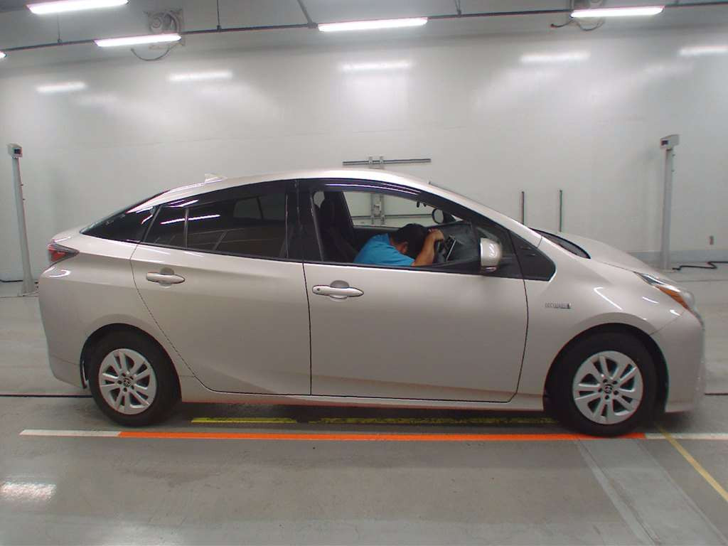 2016 Toyota Prius ZVW50[2]