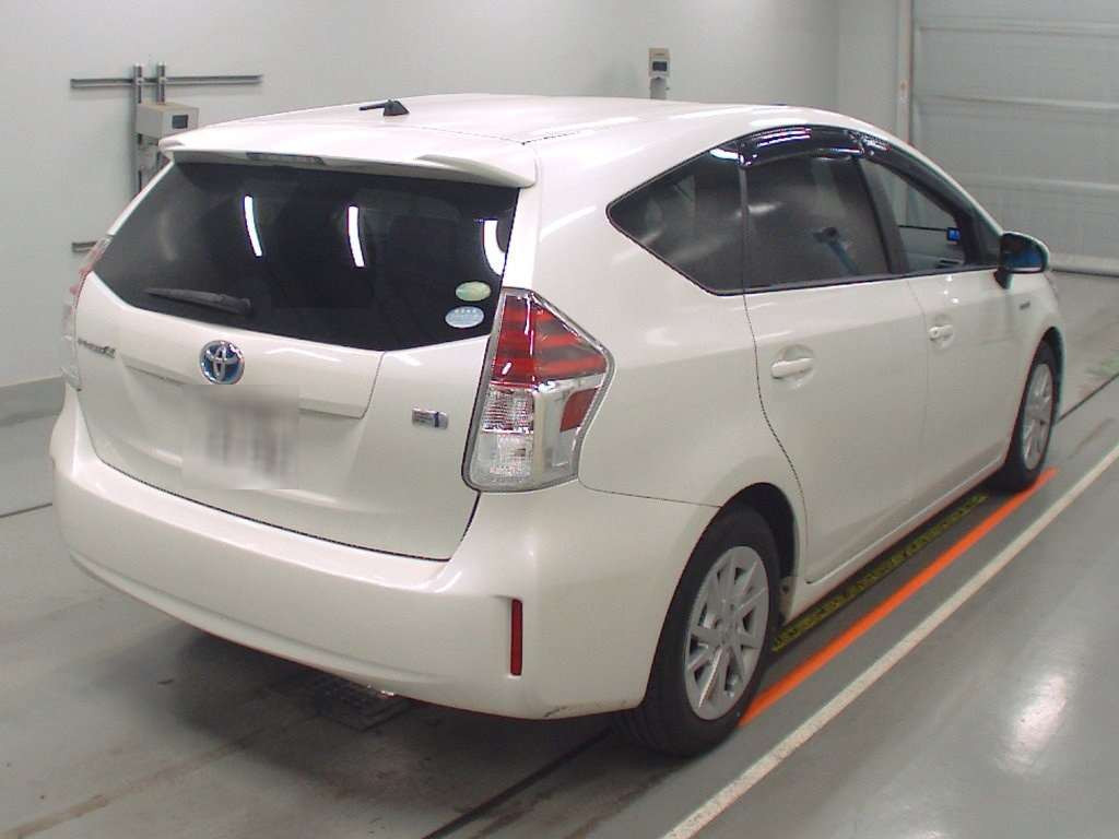 2014 Toyota Prius alpha ZVW41W[1]