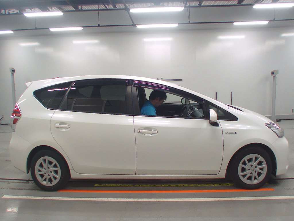 2014 Toyota Prius alpha ZVW41W[2]