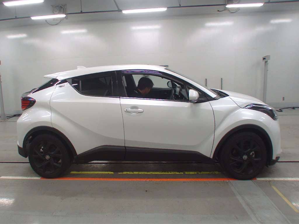 2023 Toyota C-HR NGX10[2]