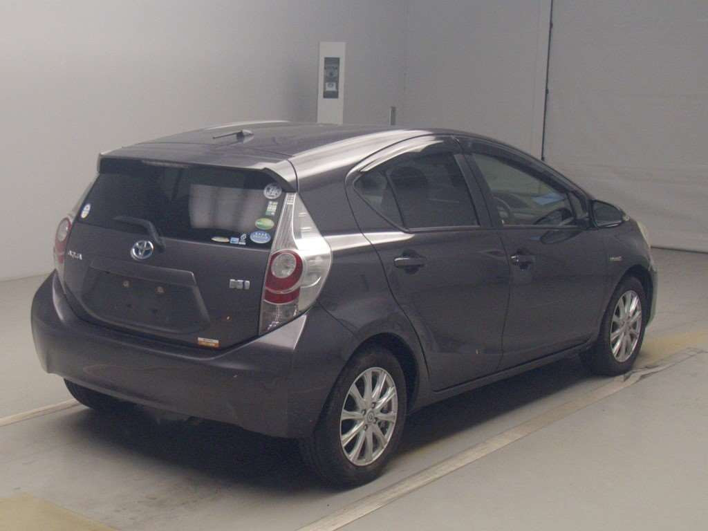 2012 Toyota Aqua NHP10[1]