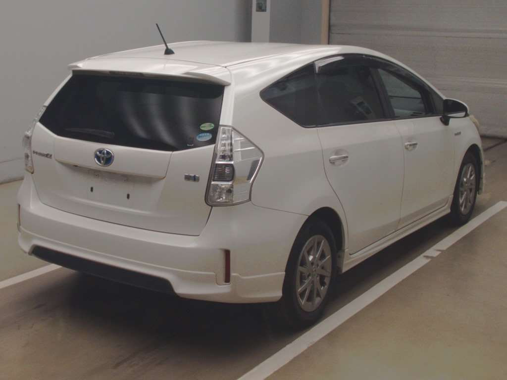 2013 Toyota Prius alpha ZVW41W[1]