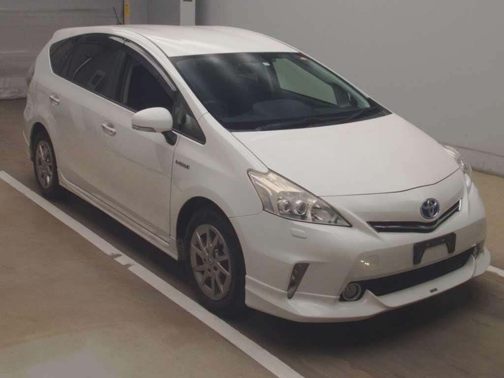 2013 Toyota Prius alpha ZVW41W[2]