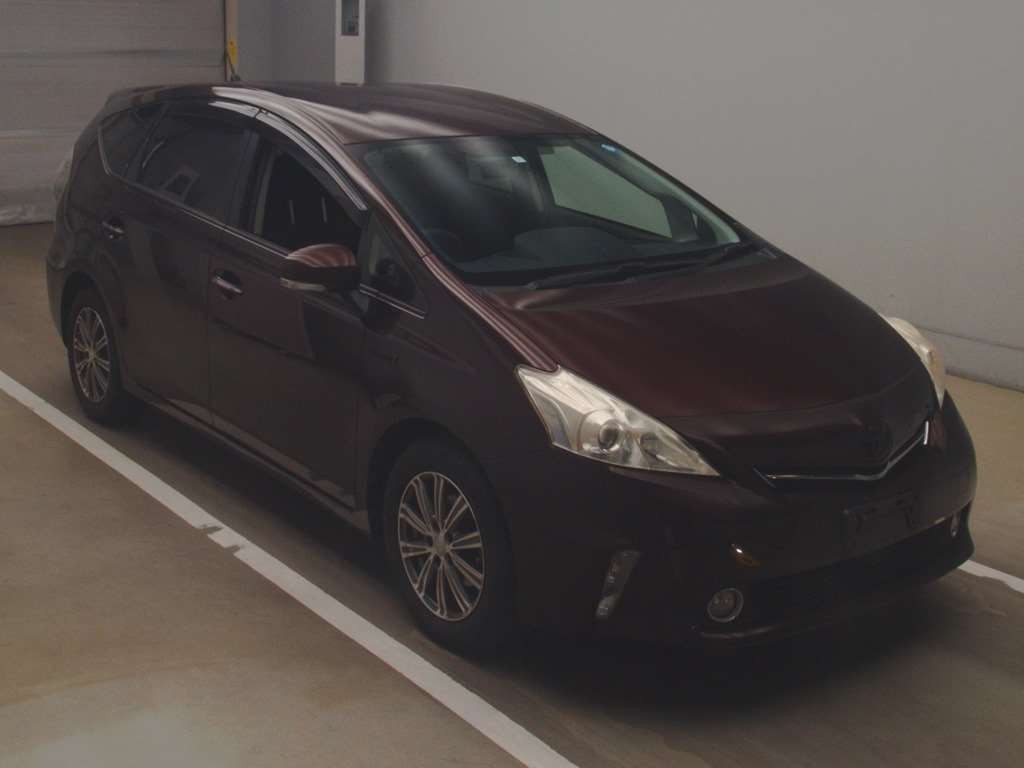 2013 Toyota Prius alpha ZVW41W[2]