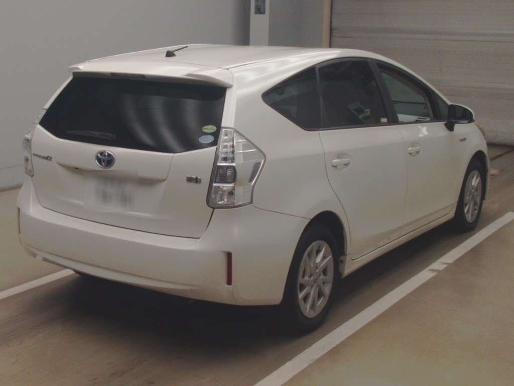 2012 Toyota Prius alpha ZVW41W[1]