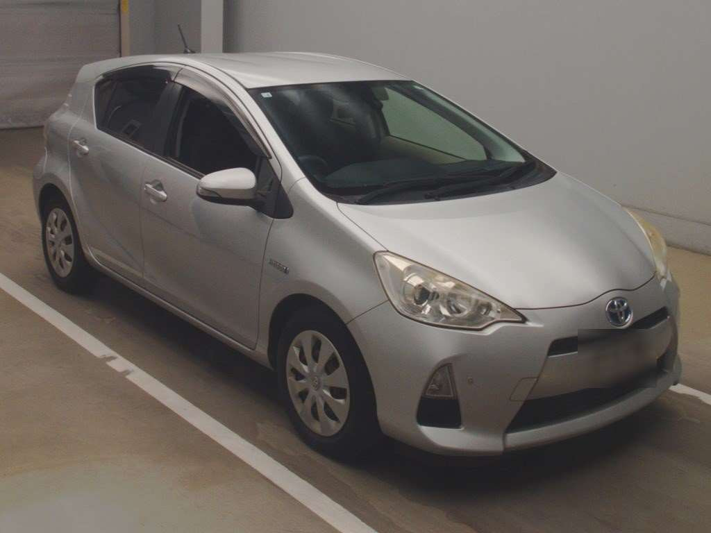 2012 Toyota Aqua NHP10[2]