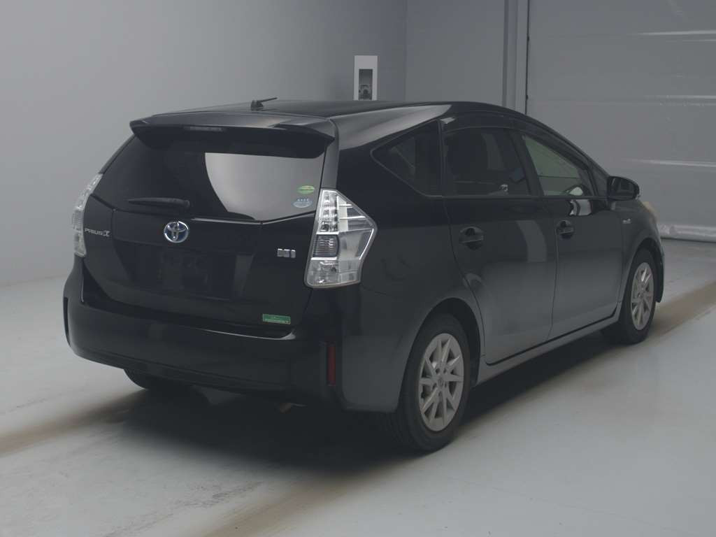 2013 Toyota Prius alpha ZVW41W[1]