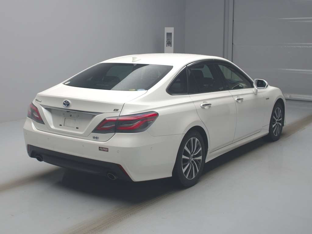 2019 Toyota Crown Hybrid AZSH20[1]