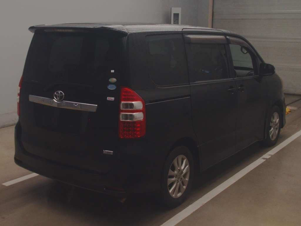 2011 Toyota Noah ZRR70W[1]