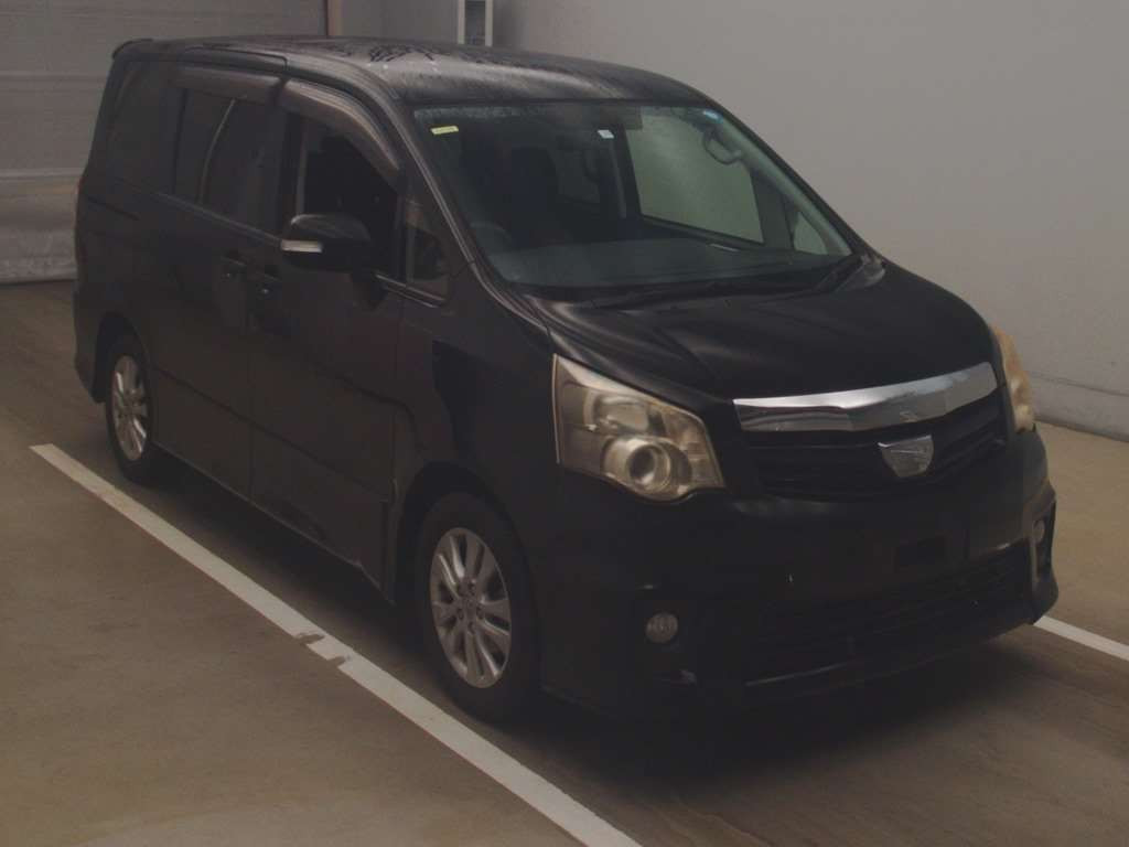 2011 Toyota Noah ZRR70W[2]