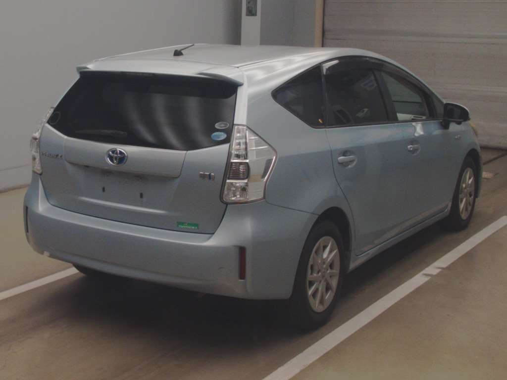 2011 Toyota Prius alpha ZVW41W[1]