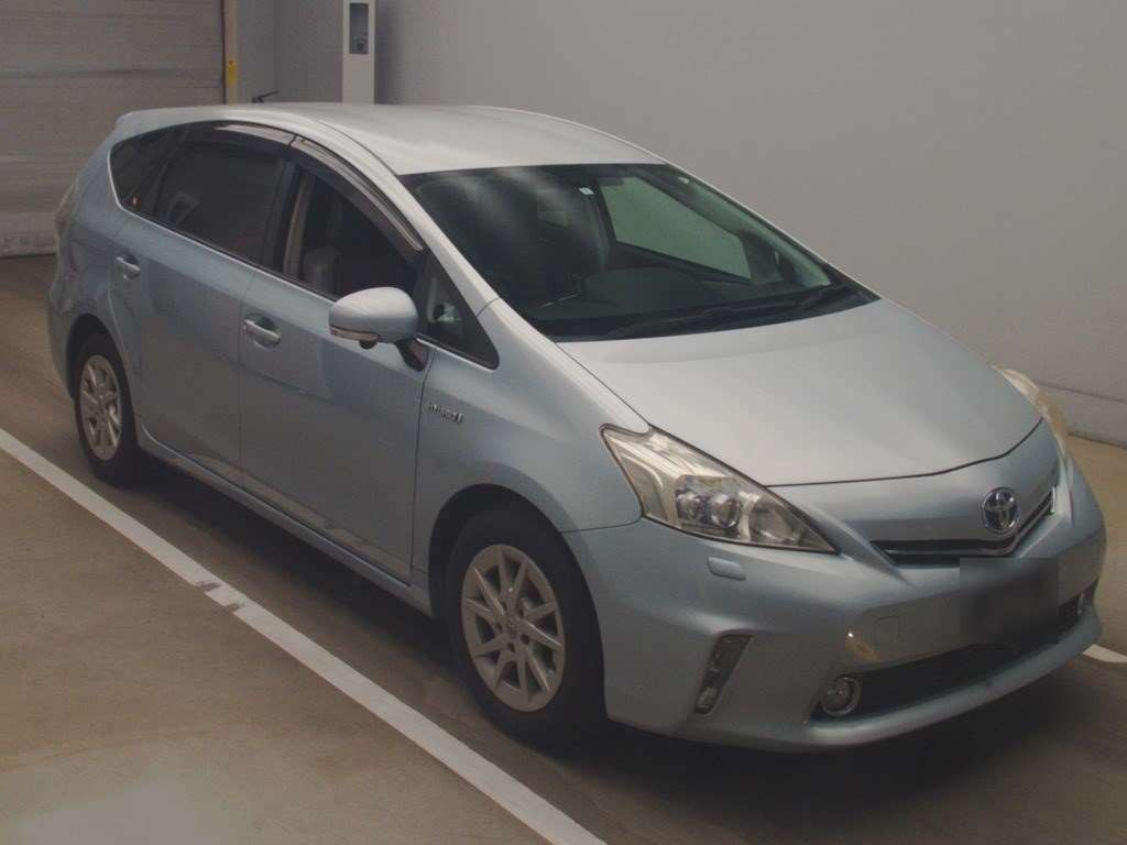 2011 Toyota Prius alpha ZVW41W[2]