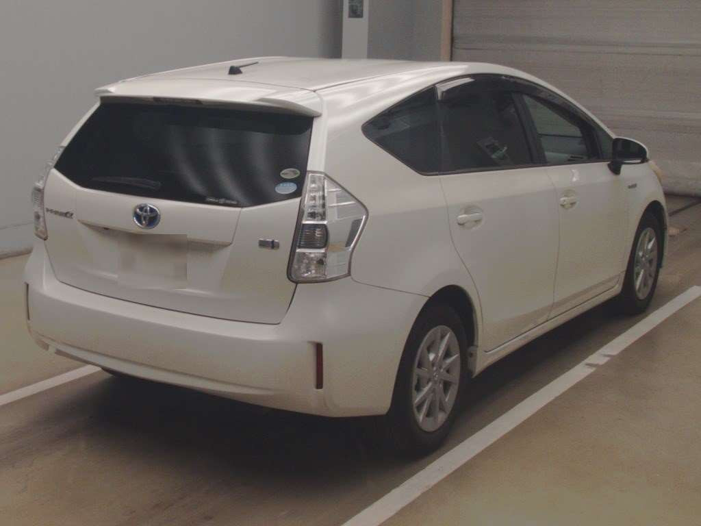 2012 Toyota Prius alpha ZVW41W[1]