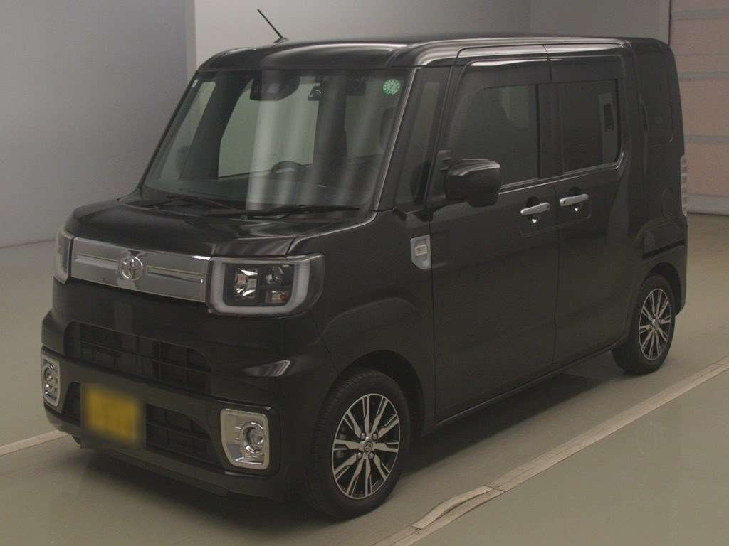 2019 Toyota Pixis Mega LA700A[0]