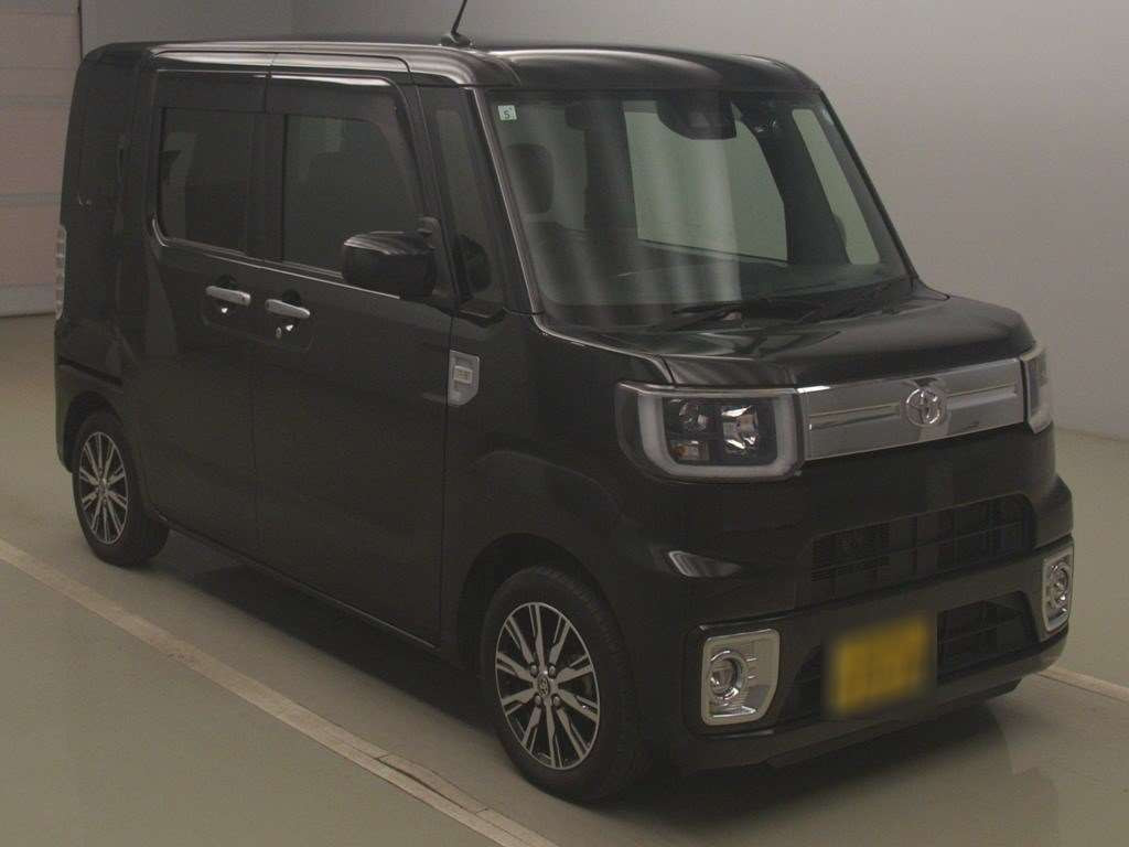 2019 Toyota Pixis Mega LA700A[2]