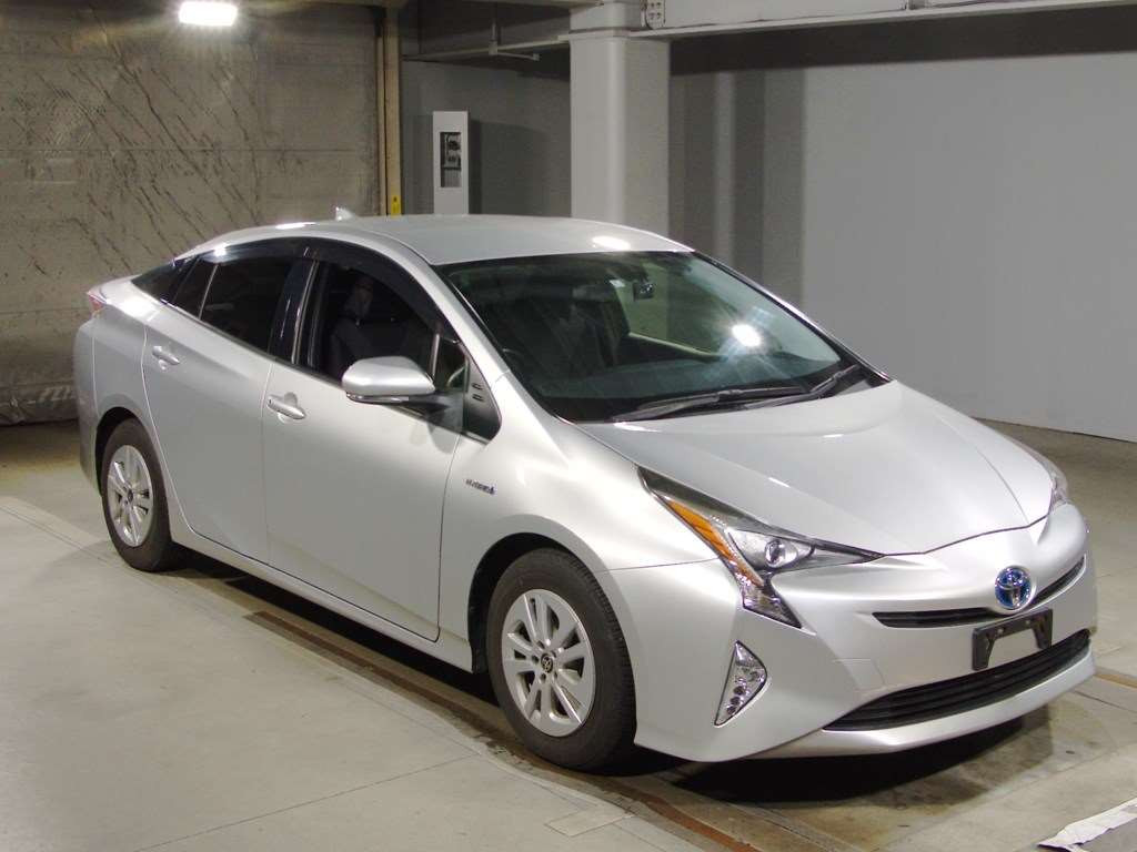 2016 Toyota Prius ZVW50[2]