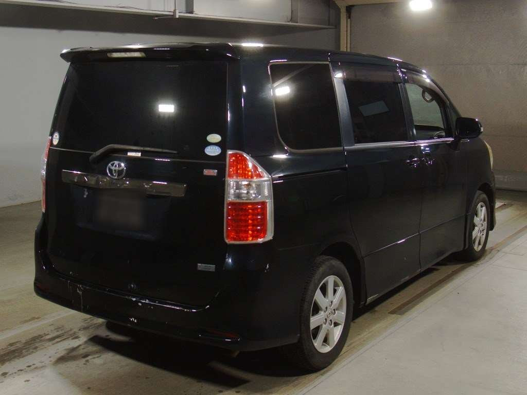 2009 Toyota Noah ZRR70W[1]